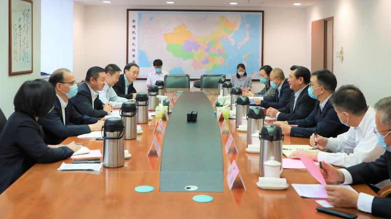 集团公司党委书记、董事长徐思伟拜会中国民用航空局局长冯正霖